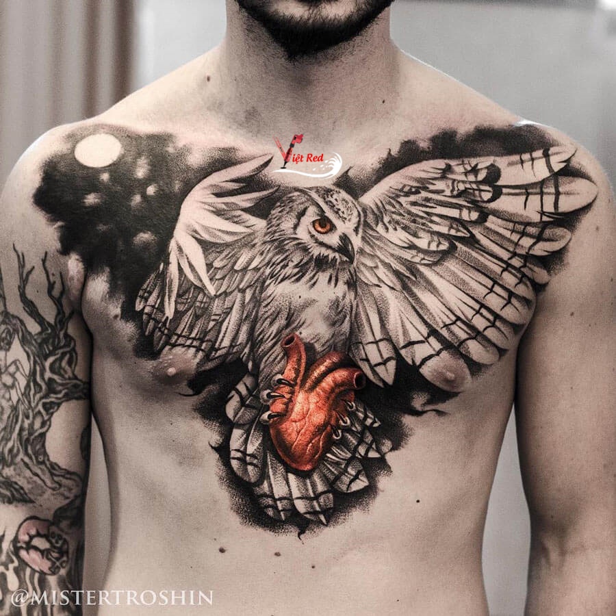 Hình xăm chim gắp trái tim ở ngực nam