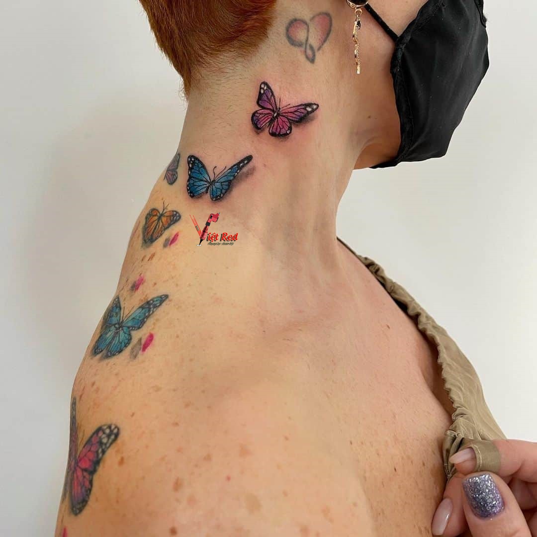 Hình xăm bướm ở cổ vai lưng