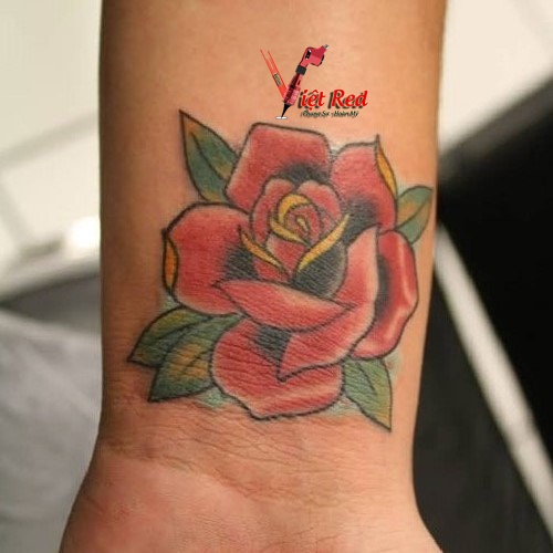 Hình xăm hoa hồng đỏ ở cổ tay