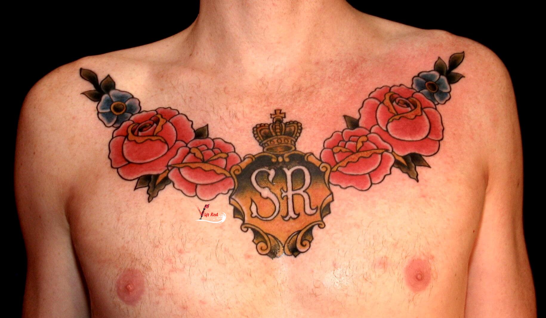 Hình xăm hoa hồng vương miện ở ngực