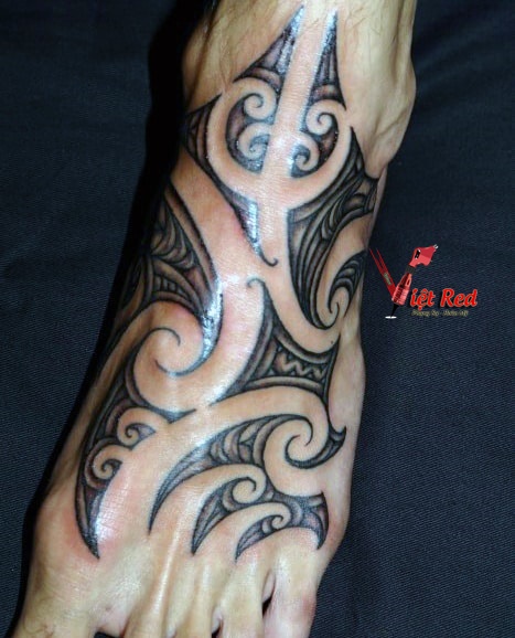 Hình xăm maori ở trên mu bàn chân đơn giản