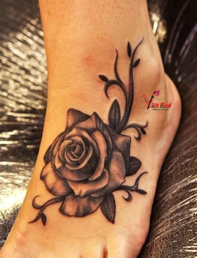 Hình xăm hoa hồng trên bàn chân cho nữ
