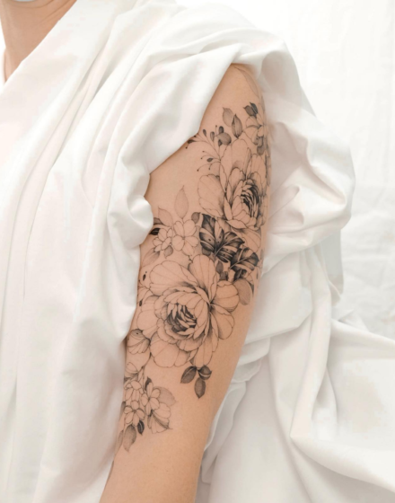 Hình xăm hoa ở cánh tay