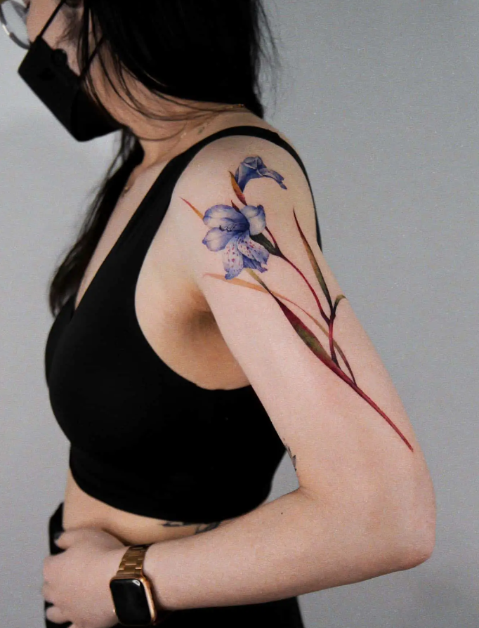 Hình xăm hoa trên cánh tay nữ