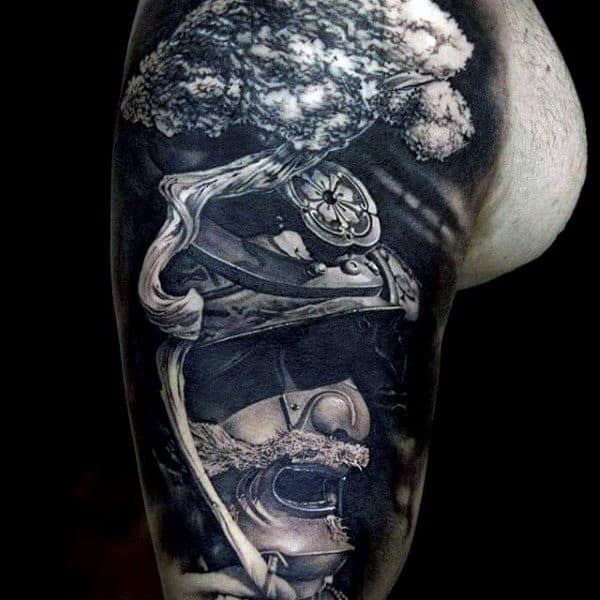 Hình xăm samurai mặt quỷ đen trắng ở bắp tay thích hợp cover hình cũ