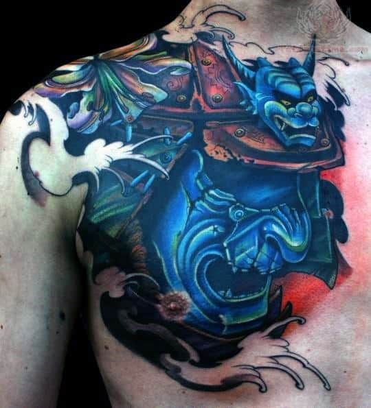 Hình xăm samurai mặt quỷ màu xanh ở ngực
