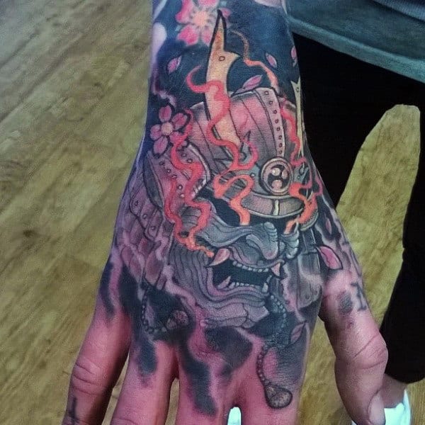 Hình xăm samurai mặt quỷ mu bàn tay