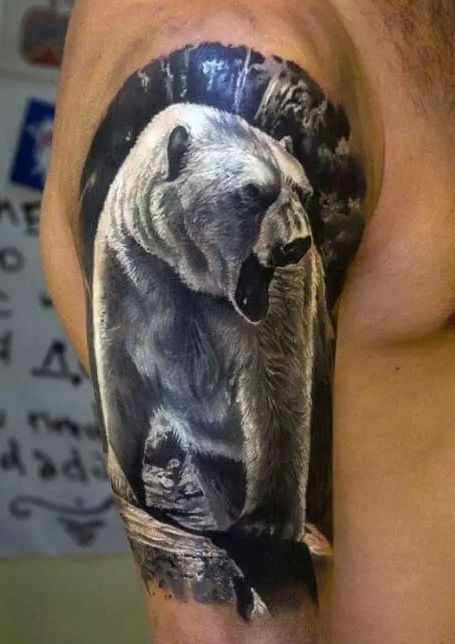 Hình xăm gấu ở cánh tay bắp tay