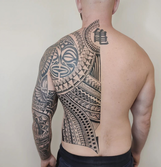 Hình xăm maori nữa lưng