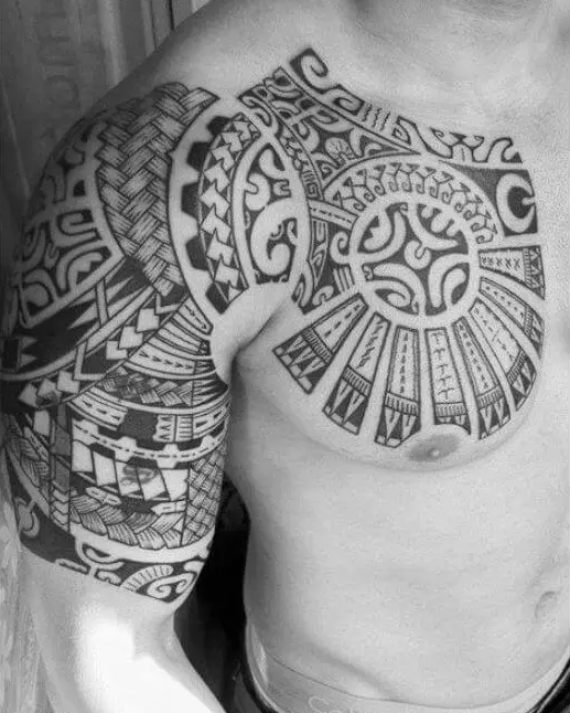 Hình xăm maori tay qua ngực cho nam