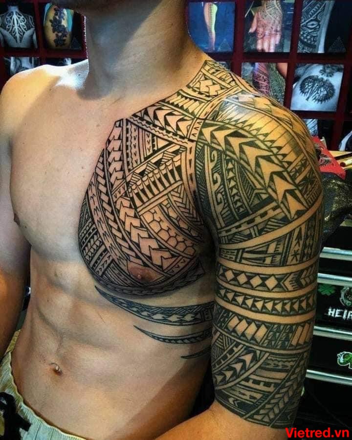 Hình xăm maori cánh tay qua ngực