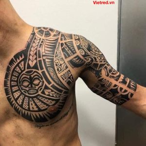 Hình xăm maori ở cánh tay qua ngực