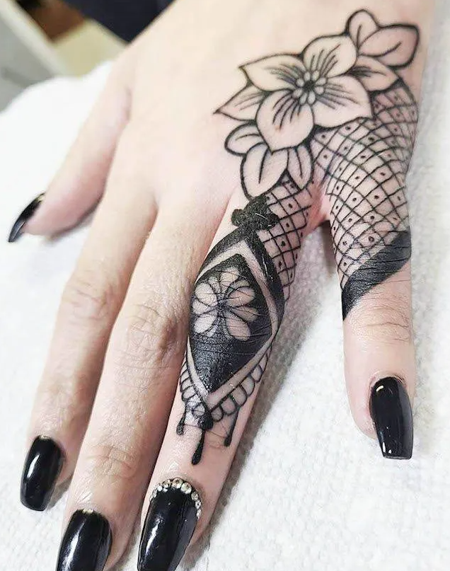 Hình xăm henna ở ngón tay nữ