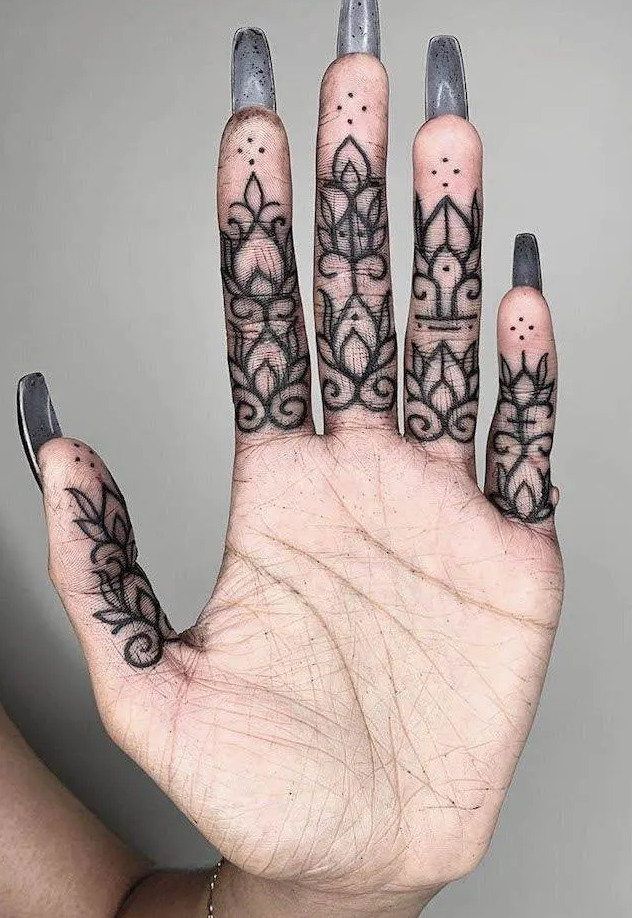 Hình xăm henna ở ngón tay