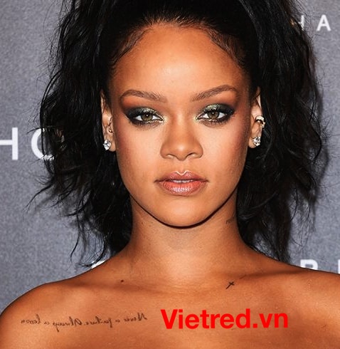 Hình xăm xương quai xanh của ca sĩ Rihanna