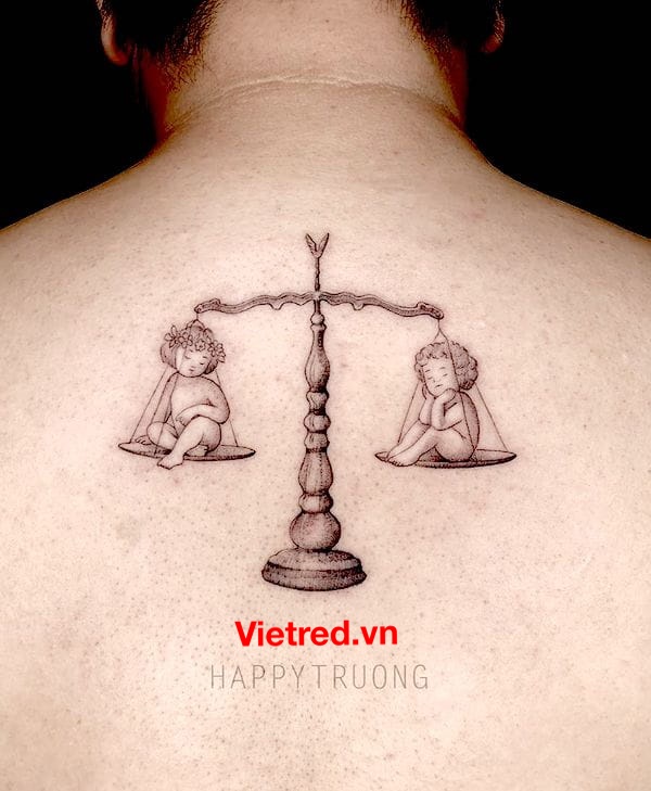 Libra và Gemini – một hình xăm sau gáy màu đen