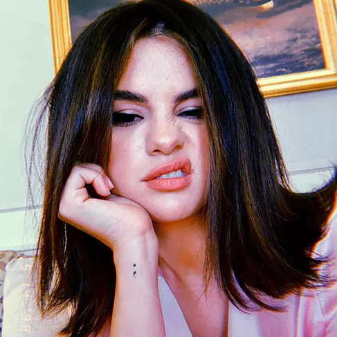 Hình xăm dấu chấm phẩy của người nổi tiếng Selena Gomez