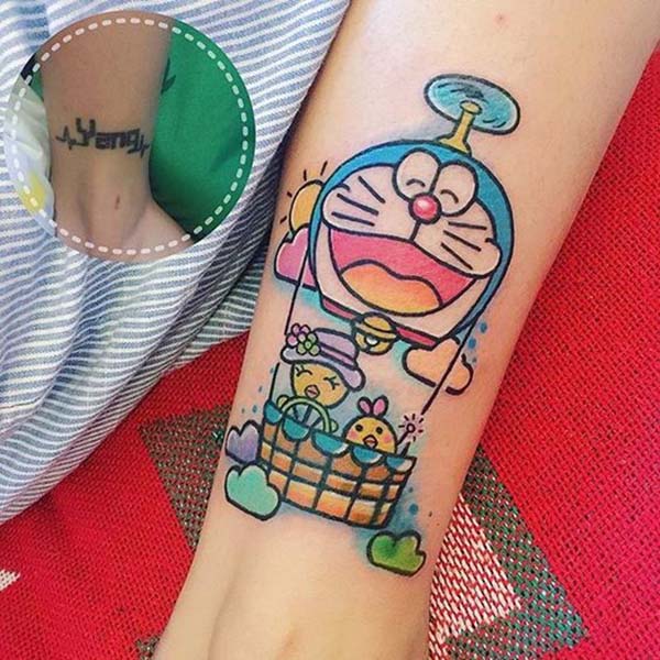 Hình xăm doraemon ở chân