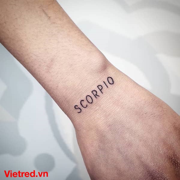 Hình xăm chữ A cho Scorpios tối giản